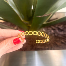 Load image into Gallery viewer, Todos los Besos Gold Bangle
