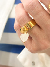 Load image into Gallery viewer, Corazón de Cuarzo Gold Ring
