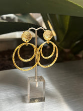 Load image into Gallery viewer, Macarena Gold Zamak Earrings
